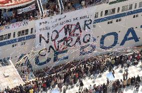 Peace Boat sets off for Kobe on antiwar protest